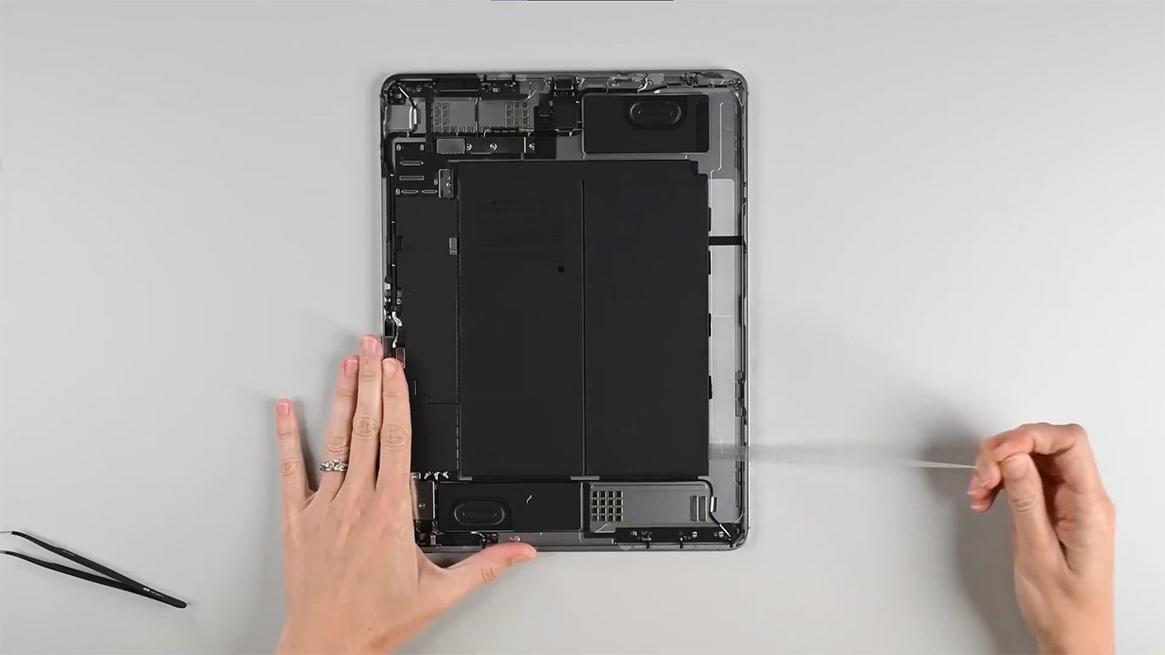 Các linh kiện phần cứng bên trong vẫn được sắp xếp tương tự như iPad Air 5 Các linh kiện phần cứng bên trong vẫn được sắp xếp tương tự như iPad Air 5