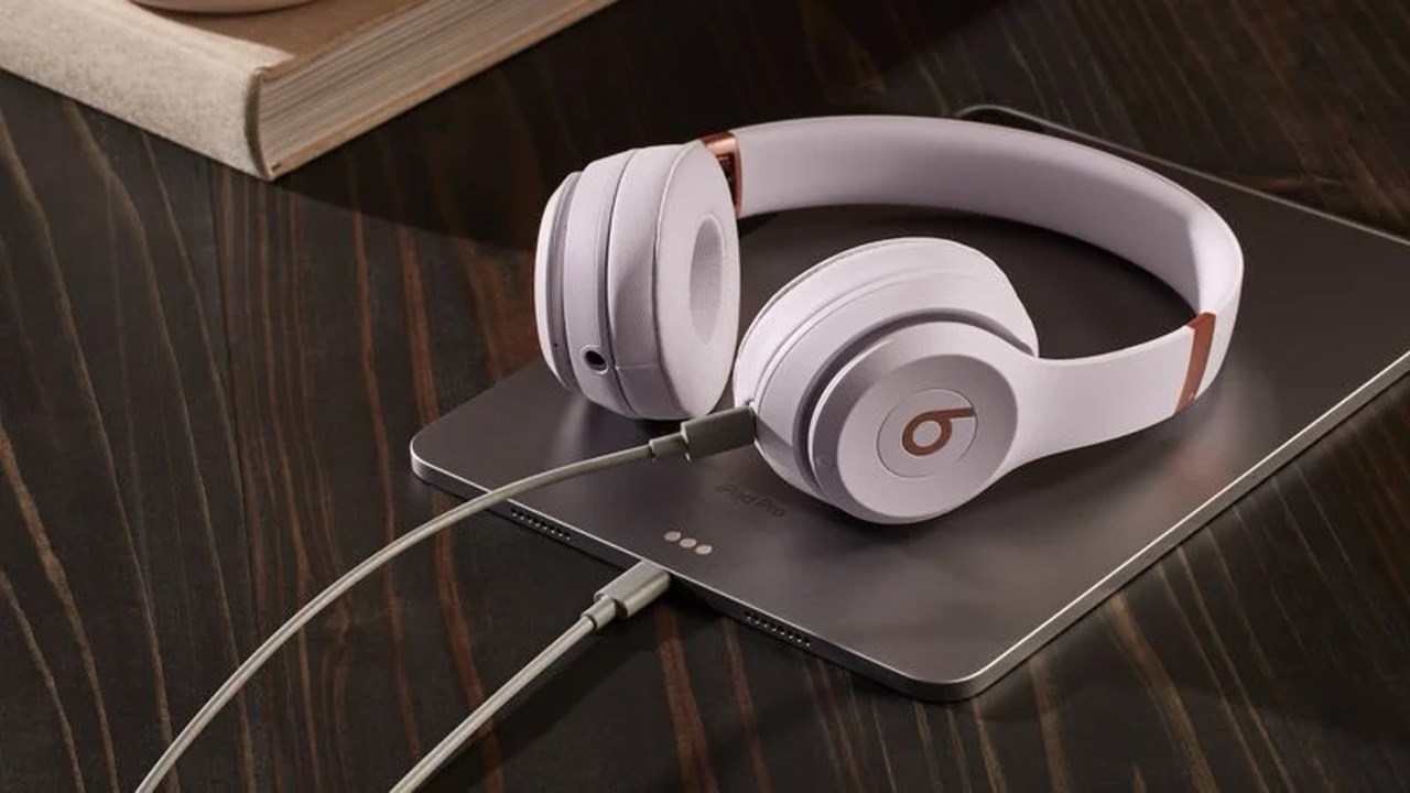 Beats Solo 4 được trang bị cổng sạc USB Type-C có thể phát nhạc và sạc lại tai nghe