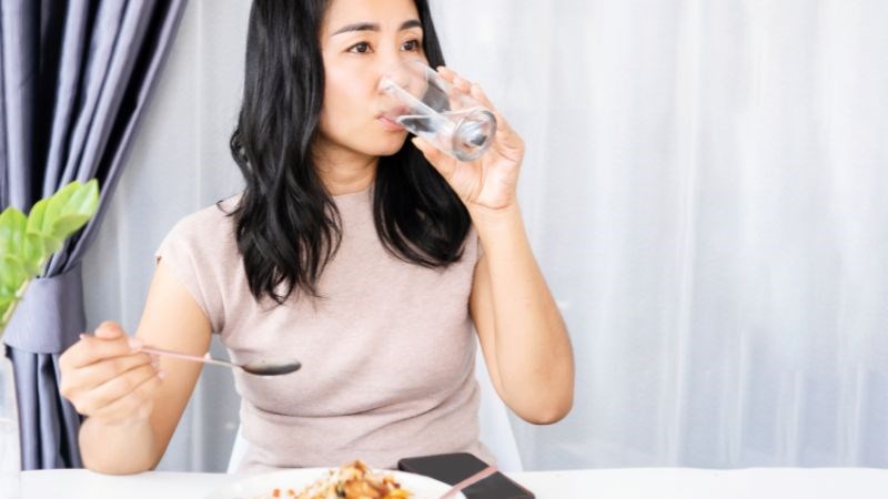 Uống vitamin E trong bữa ăn giúp cơ thể hấp thu tốt nhất