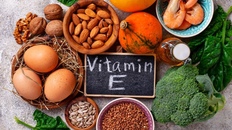Các thực phẩm giàu vitamin E bao gồm đậu phộng, kiwi, xoài, bông cải xanh...