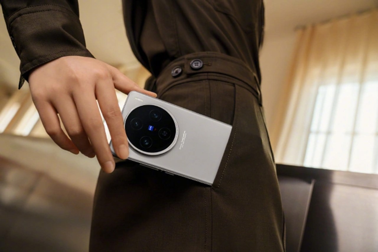 Ảnh chụp mặt lưng của Vivo X100s với cụm camera nổi bật Ảnh chụp mặt lưng của Vivo X100s với cụm camera nổi bật