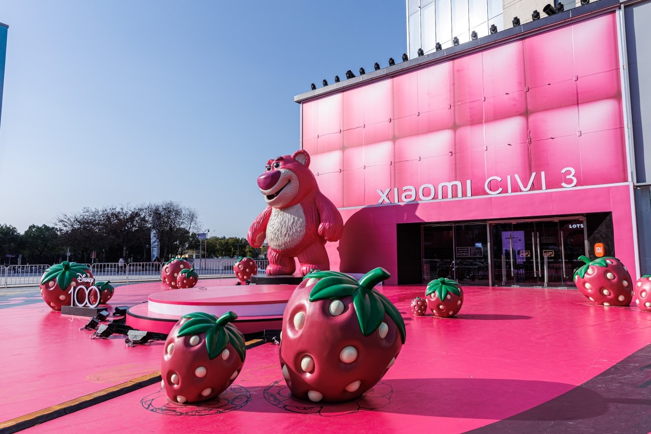 Chú gấu Strawberry (Lotso) cao 7 mét tại khuôn viên cửa hàng Xiaomi Home ở thành phố Nam Kinh, Trung Quốc, để chào đón sự ra mắt của Xiaomi CIVI 3 Disney Strawberry Bear