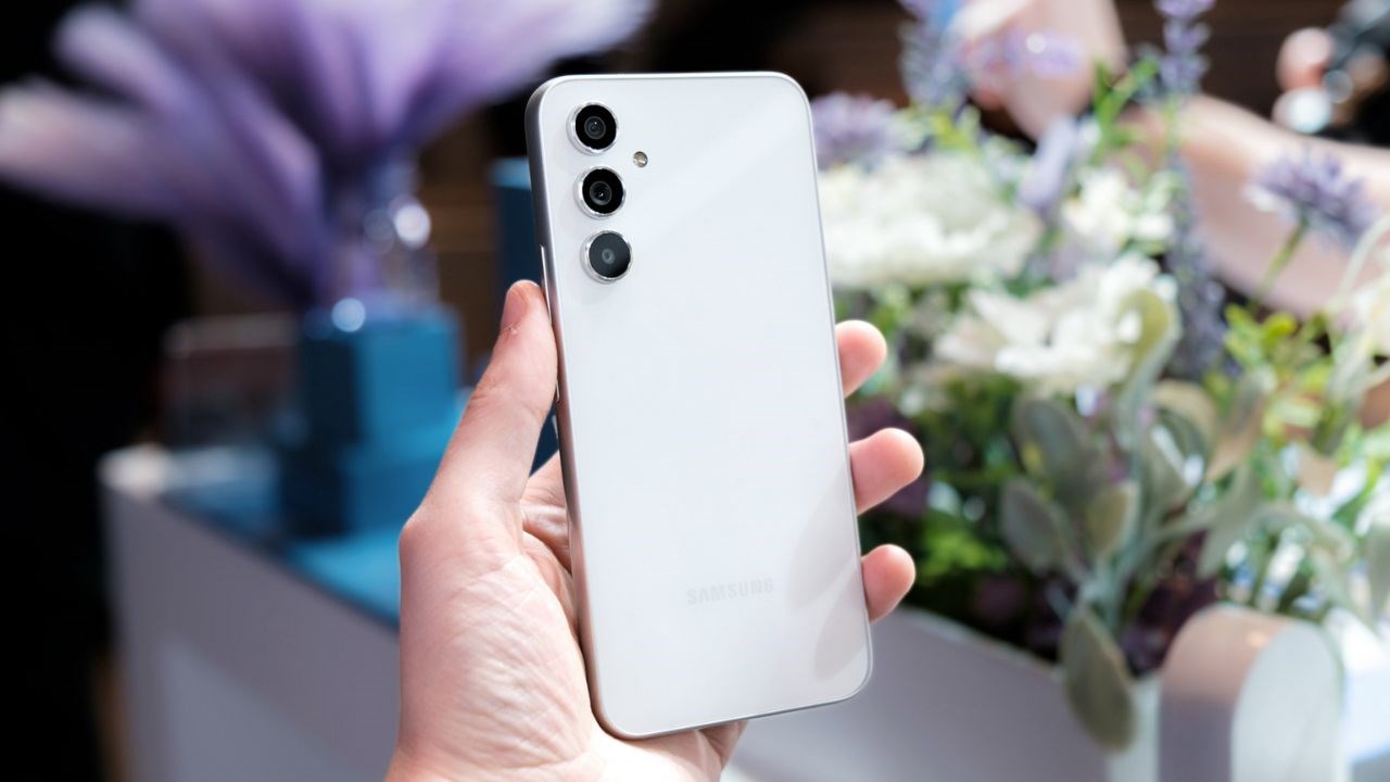 Samsung Galaxy A55 có thể có giá bán trong khoảng từ 6 đến 8 triệu đồng (Ảnh: Android Authority)