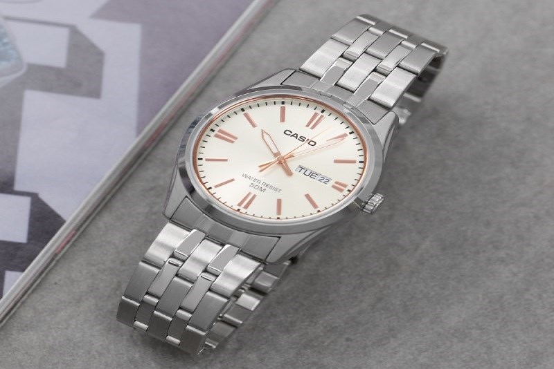 Kiểm tra mặt số v&agrave; mặt k&iacute;nh để ph&acirc;n biệt đồng hồ thật giả