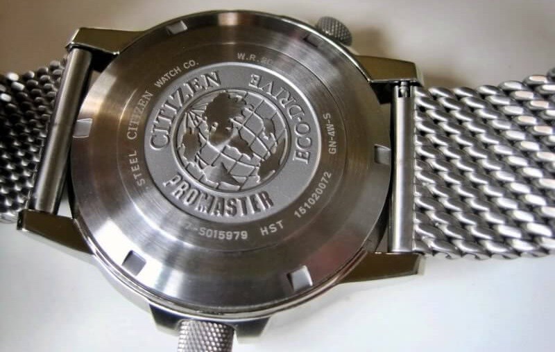 C&aacute;c th&ocirc;ng số đều được nh&agrave; sản xuất in v&agrave;o mặt sau đồng hồ