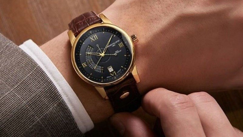 Đồng hồ ch&iacute;nh h&atilde;ng thường c&oacute; trọng lượng nặng hơn