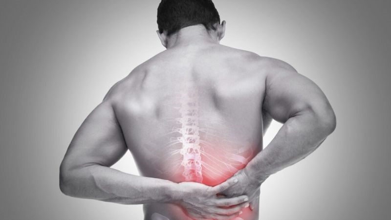 Đau thắt lưng bên phải có thể do tổn thương cơ và dây chằng quanh cột sống