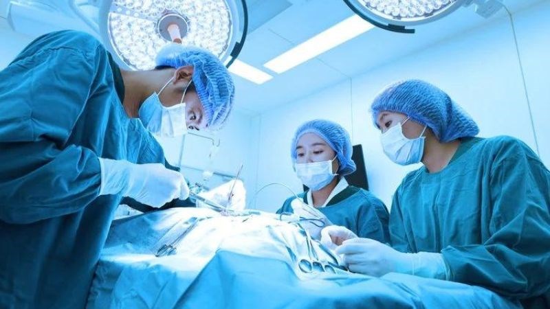 Bác sĩ có thể tiến hành phẫu thuật tái tạo vòi nhĩ để điều trị bệnh