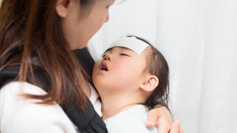 Trẻ sốt cao không hạ, lơ mơ là dấu hiệu cần đến gặp bác sĩ Trẻ sốt cao không hạ, lơ mơ là dấu hiệu cần đến gặp bác sĩ