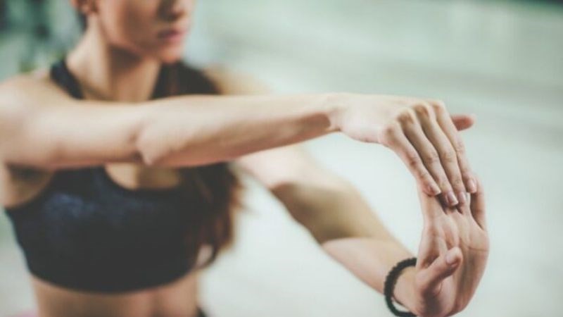 Vận động tay chân nhẹ nhàng có thể cải thiện triệu chứng bàn tay bị sưng