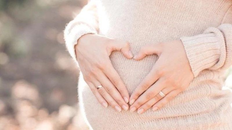 Phụ nữ mang thai có thể bị sưng bàn tay tự nhiên hoặc trong bệnh tiền sản giật