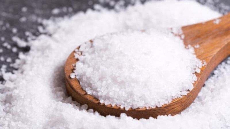 Chế độ ăn nhiều muối là một nguyên nhân gây sưng bàn tay