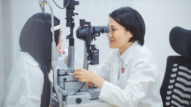 Khám mắt là biện pháp giúp chẩn đoán bệnh thoái hóa điểm vàng Khám mắt là biện pháp giúp chẩn đoán bệnh thoái hóa điểm vàng