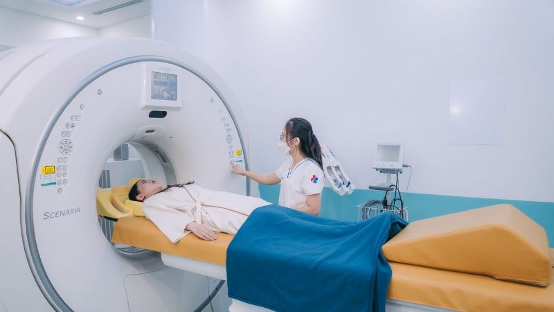 Chụp cộng hưởng từ sọ não có thể giúp bác sĩ xác định được vị trí và mức độ bệnh Chụp cộng hưởng từ sọ não có thể giúp bác sĩ xác định được vị trí và mức độ bệnh