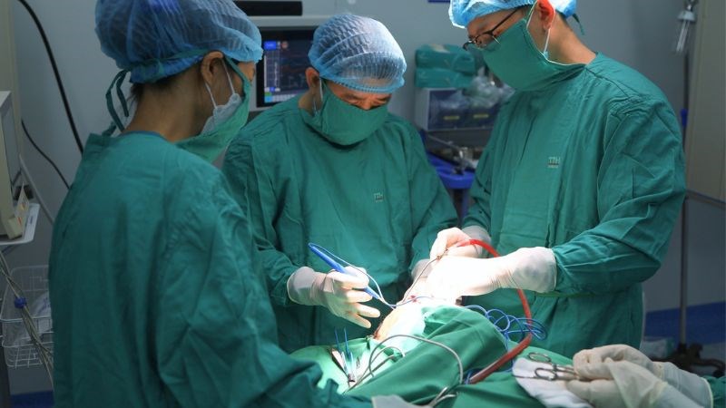 Phẫu thuật thường dùng để cắt bỏ những khối u có kích thước lớn Phẫu thuật thường dùng để cắt bỏ những khối u có kích thước lớn