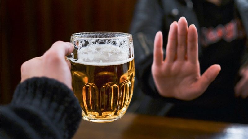 Bạn nên hạn chế uống rượu bia để giảm nguy cơ mắc u mỡ
