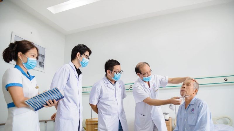 Thăm khám lâm sàng có thể giúp bác sĩ xác định vị trí khối ung thư Thăm khám lâm sàng có thể giúp bác sĩ xác định vị trí khối ung thư