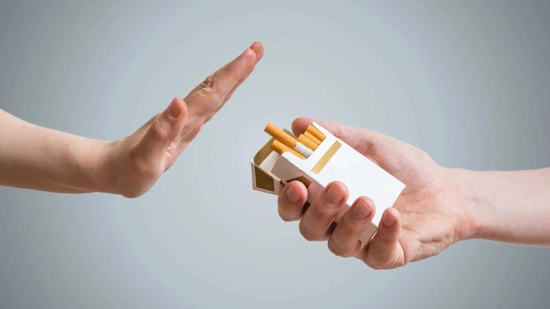 Bạn nên tránh các chất kích thích như thuốc lá khi đang điều trị viêm họng