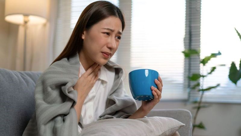 Viêm họng cấp tính thường có biểu hiện đau rát họng khi nuốt