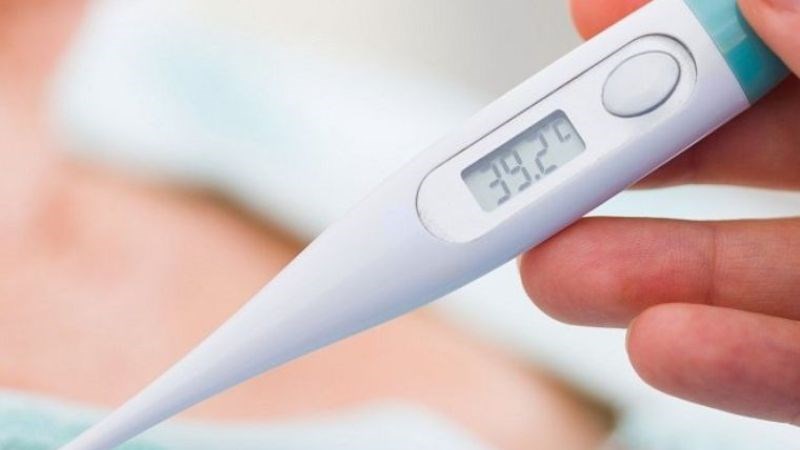 Đau họng kèm theo sốt cao là dấu hiệu cần đến gặp bác sĩ sớm