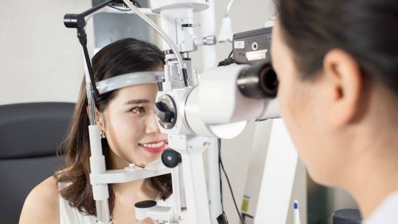 Khám mắt trên lâm sàng có thể giúp bác sĩ chẩn đoán bệnh viêm thị thần kinh