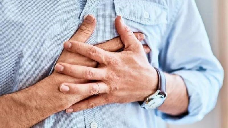 Đau ngực là dấu hiệu cần đến gặp bác sĩ sớm Đau ngực là dấu hiệu cần đến gặp bác sĩ sớm