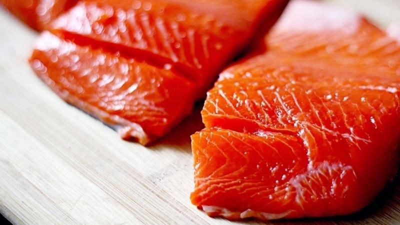 Thực phẩm chống viêm như cá hồi tăng khả năng chống viêm của cơ thể