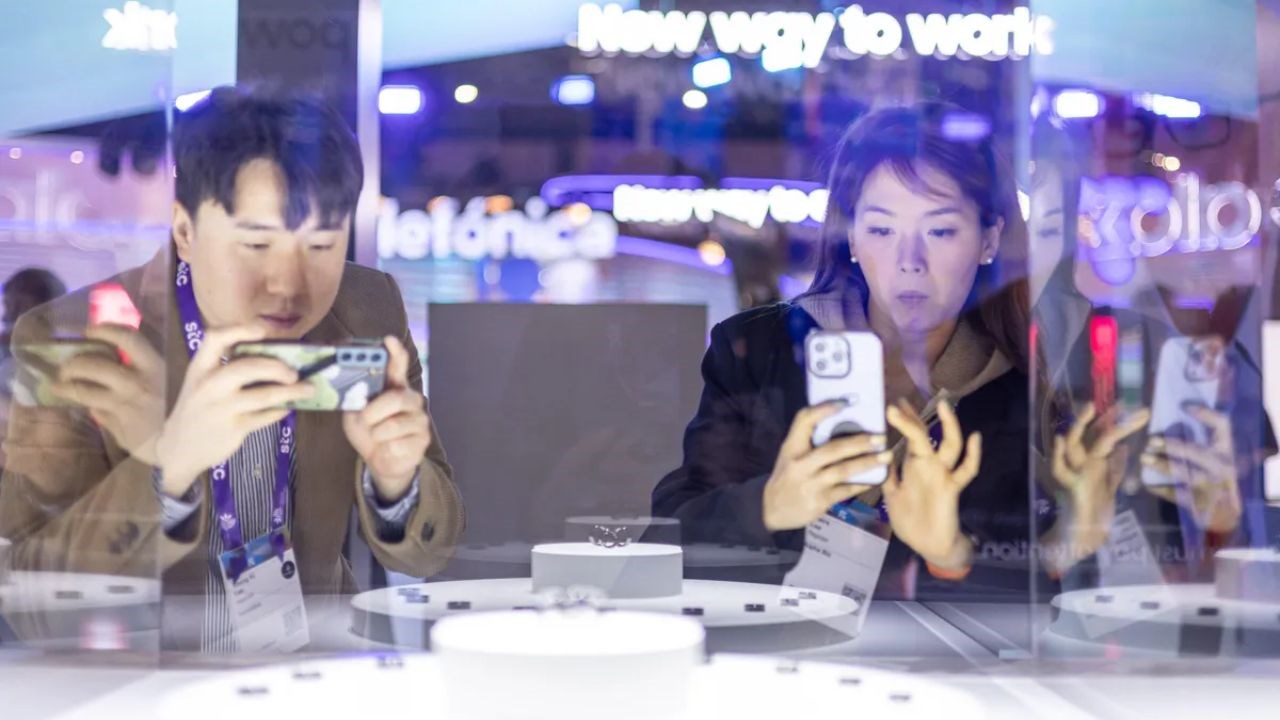 Đại diện của Samsung mong rằng sản phẩm sẽ đủ hấp dẫn để thu hút người dùng từ nhiều nền tảng (Ảnh: CNET)