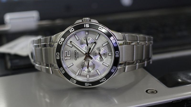 Thiết kế của đồng hồ 6 kim 1 n&uacute;t chỉnh