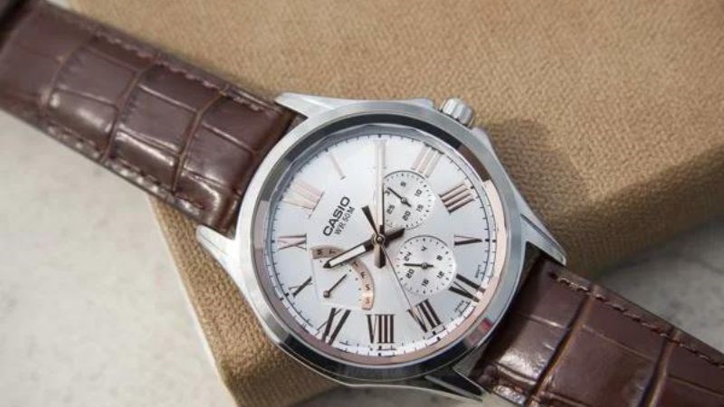  R&uacute;t n&uacute;t chỉnh ra 2 nấc để chỉnh lịch thứ &ndash; giờ &ndash; ph&uacute;t cho đồng hồ 6 kim 1 n&uacute;t chỉnh