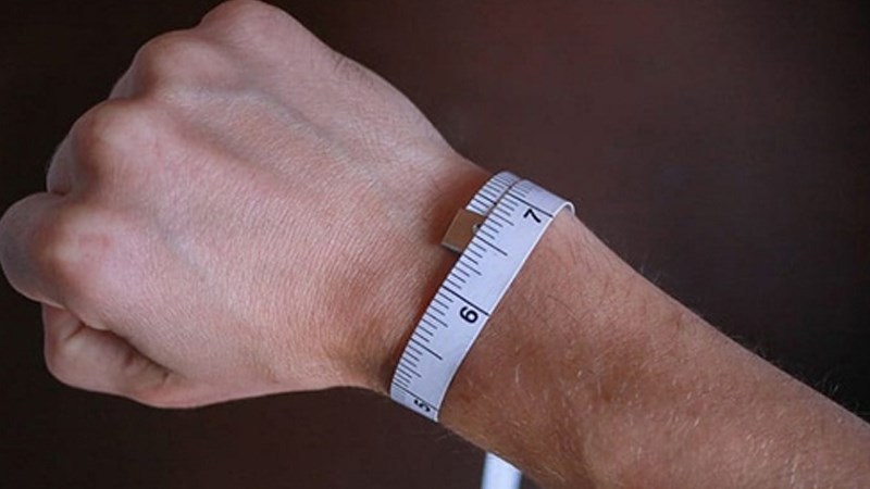 Sử dụng thước d&acirc;y được cắt thẳng quấn xung quanh cổ tay