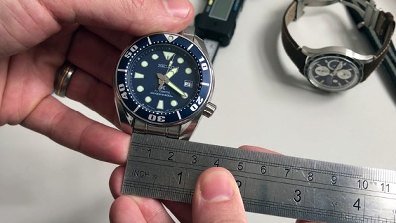 Sử dụng thước thẳng để đo khoảng c&aacute;ch c&aacute;c điểm sau khi đ&aacute;nh dấu