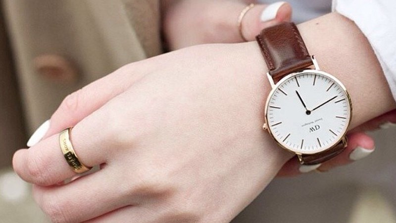 Ướm thử mặt đồng hồ kh&ocirc;ng to hơn bề ngang cổ tay