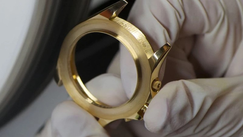 Thường xuyên vệ sinh đồng hồ để tránh trường hợp lớp mạ bị hoen gỉ Thường xuyên vệ sinh đồng hồ để tránh trường hợp lớp mạ bị hoen gỉ