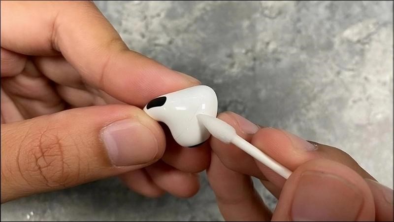 Vệ sinh AirPods thường xuyên để lấy đi các hạt bụi gây hại cho thiết bị