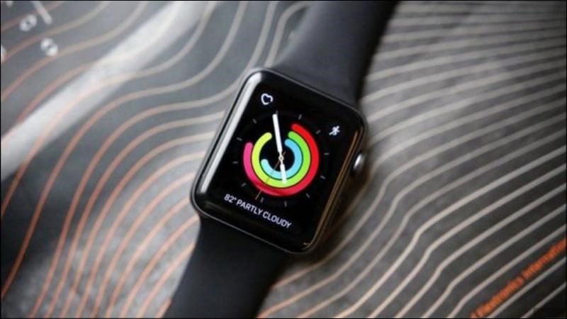 Đặt bộ sạc v&agrave; đồng hồ th&ocirc;ng minh l&ecirc;n tr&ecirc;n một mặt phẳng bất kỳ