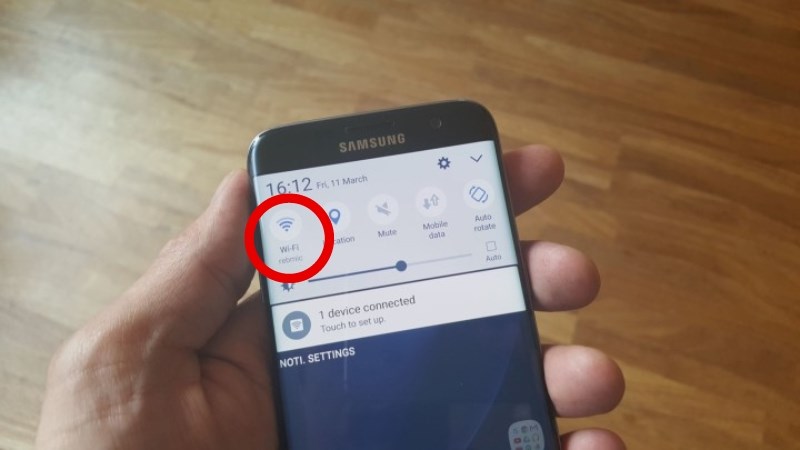 Khởi động t&iacute;nh năng Wifi của m&aacute;y để kết nối với một mạng internet bất kỳ