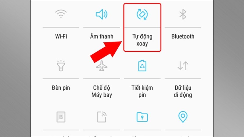 Kiểm tra xoay m&agrave;n h&igrave;nh để đ&aacute;nh gi&aacute; chất lượng sản phẩm