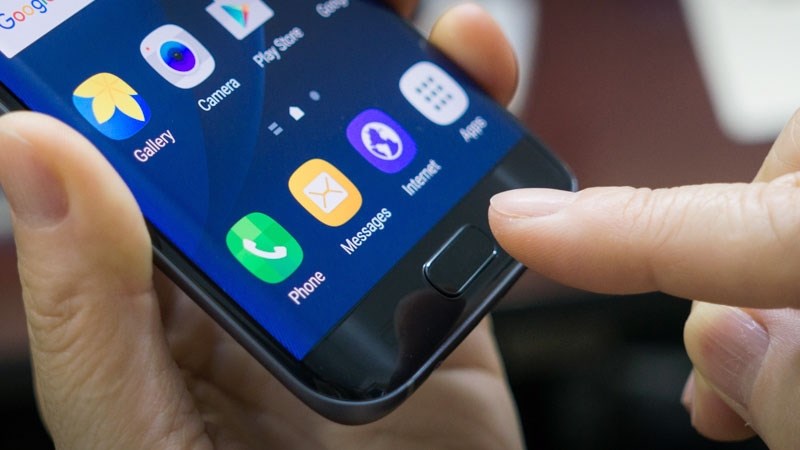 Thử kh&oacute;a v&agrave; mở m&agrave;n h&igrave;nh v&agrave;i lần để test độ nhạy của thiết bị