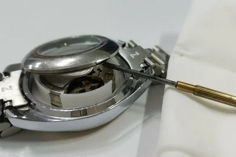 cach-thay-pin-dong-ho-dw-daniel-wellington-don-8 Bẩy nắp lưng của đồng hồ DW