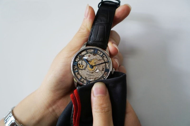 cach-thay-pin-dong-ho-dw-daniel-wellington-don-9 Làm sạch các bộ phận bên trong mặt đồng hồ DW