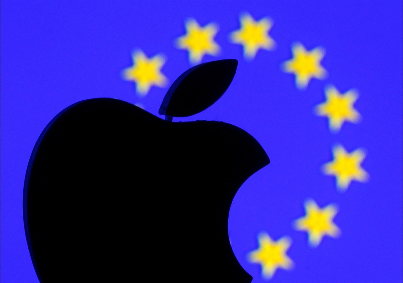 EU cho rằng có vấn đề trong cách Apple đối xử với các dịch vụ phát nhạc trực tuyến bên thứ ba trên App Store (Ảnh: Reuters)