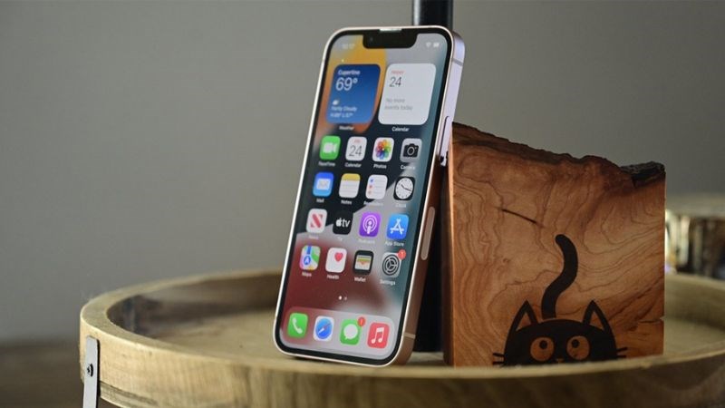 Thiết kế nhỏ gọn nhưng kh&ocirc;ng k&eacute;m phần sang trọng của iPhone 13 mini