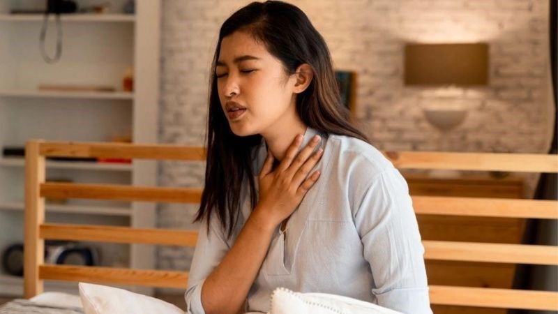 Đau nhói ở ngực là dấu hiệu cần gặp bác sĩ sớm