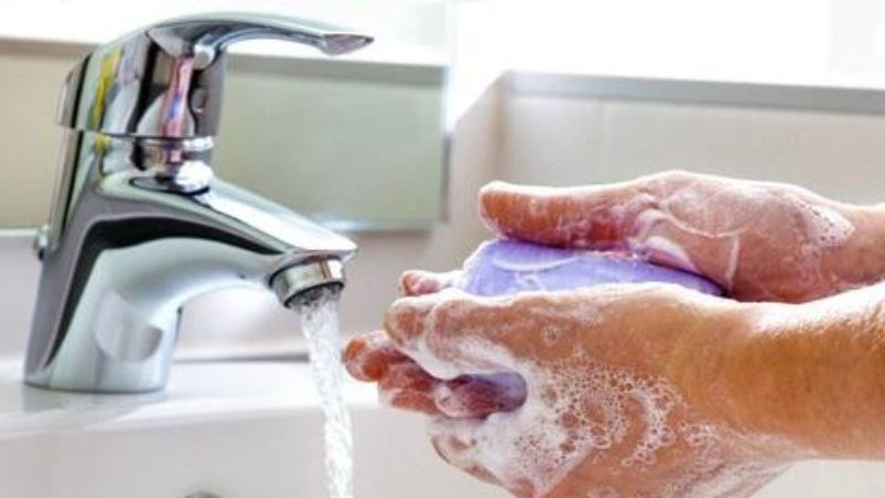 Bạn nên rửa tay sạch sẽ trước khi ăn để phòng ngừa cúm A/H9 Bạn nên rửa tay sạch sẽ trước khi ăn để phòng ngừa cúm A/H9