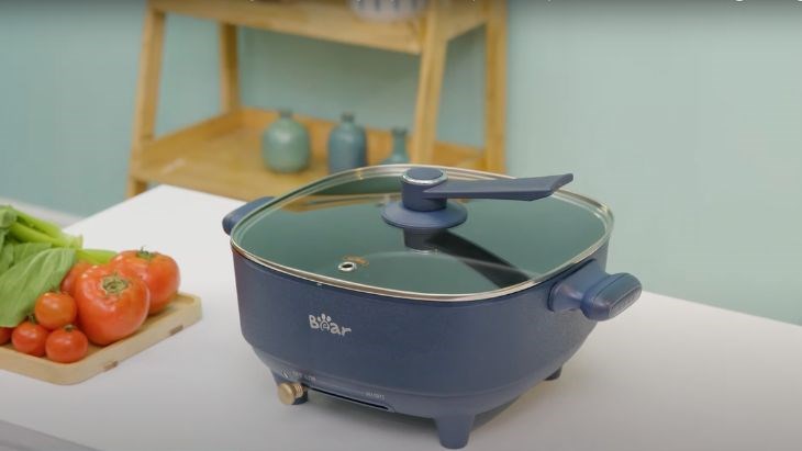 Chân đế chắc chắn, tạo khoảng cách vừa đủ với mặt bàn