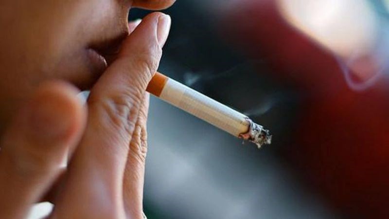 Hút thuốc lá là yếu tố nguy cơ gây đau bụng kinh Hút thuốc lá là yếu tố nguy cơ gây đau bụng kinh