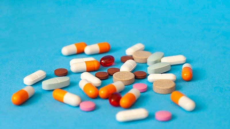 Bác sĩ có thể dùng thuốc để điều trị bệnh lý gây đau hạ sườn phải