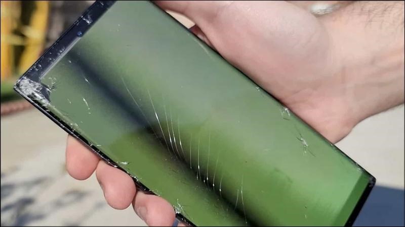 Cần thay m&agrave;n h&igrave;nh điện thoại nếu xuất hiện c&aacute;c vết nứt, vết bể 