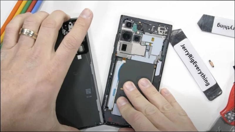 Mức gi&aacute; thay m&agrave;n h&igrave;nh điện thoại rơi v&agrave;o khoảng từ 4.000.000 đồng